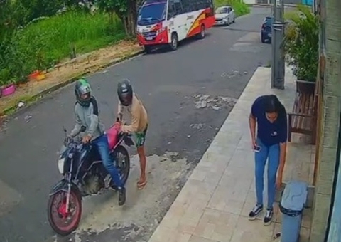 Criminosos assaltam mulher na porta de casa no bairro da Paz; vídeo
