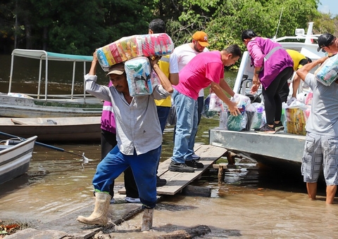 Famílias afetadas pela cheia no rio Negro recebem auxílio em Manaus