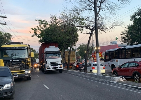 Carreta com problemas mecânicos trava trânsito na avenida Rodrigo Otávio
