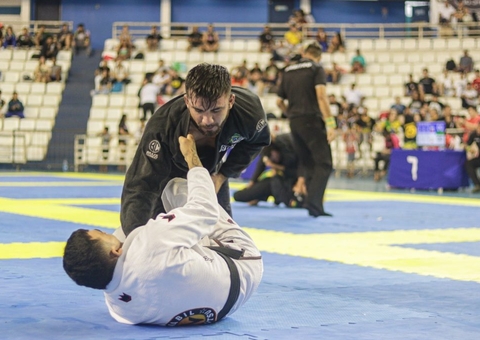 Amadeu Teixeira recebe Copa Cidade da Luta de Jiu-Jitsu 