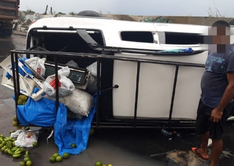 Carro capota em avenida durante forte chuva em Manaus; vídeo
