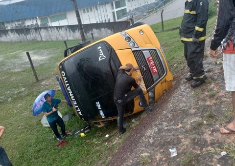'Amarelinho' capota em avenida de Manaus e deixa feridos; vídeo