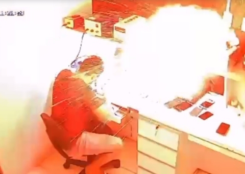 Celular explode enquanto técnico fazia reparos em loja; vídeo