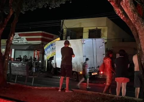 Caminhão bate em poste e deixa motorista e passageiro presos às ferragens no Amazonas