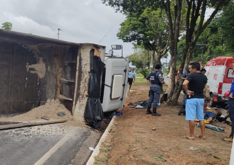 Caçamba tomba em avenida de Manaus e motorista fica ferido; vídeos
