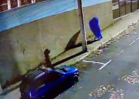 Vídeo mostra casal saindo de carro onde mulher foi morta no Centro de Manaus