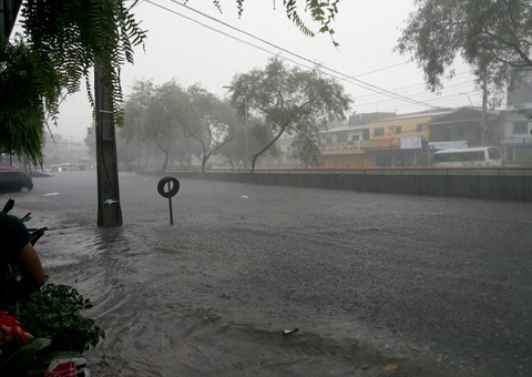 Chuva causa deslizamento e deixa moradores em alerta em Manaus