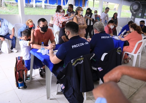 Morador diz que pagou quase R$ 12 mil de energia com novos medidores em Manaus