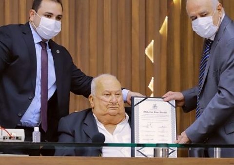 Fundador da Bemol, Saul Benchimol é homenageado com a Medalha Ruy Araújo