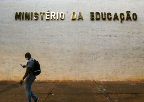 Governo Bolsonaro corta R$ 2,4 bi do MEC, e universidades veem situação insustentável