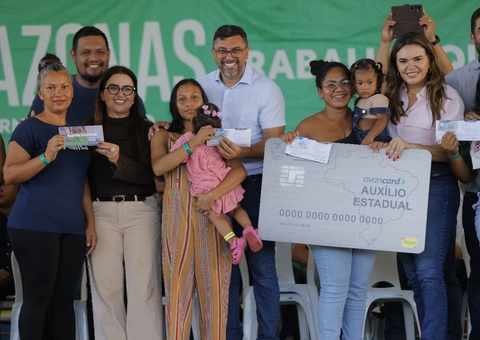 Governo entrega cartões do Auxílio Estadual em Manacapuru
