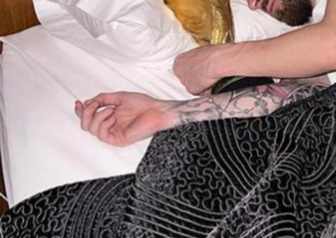 Messi dorme ao lado do troféu de campeão do Mundo