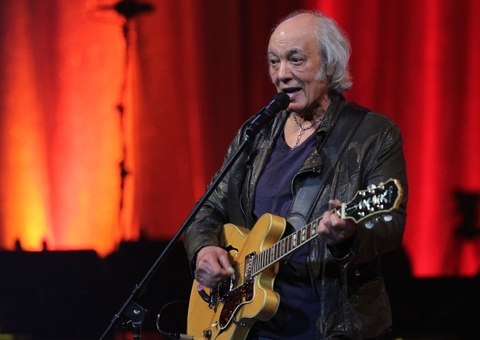 Erasmo Carlos recebe alta após ficar internado 1 semana com Covid-19