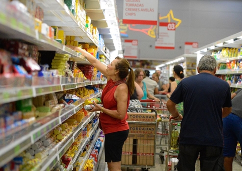 Quase 99% dos alimentos ultraprocessados no Brasil têm ingredientes danosos à saúde, diz estudo