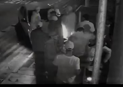 Motorista bêbado é preso após atropelar nove pessoas em calçada