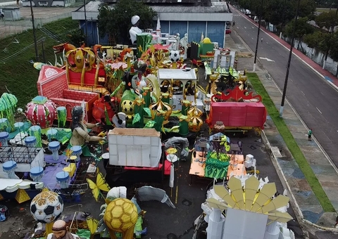 Abandonadas, alegorias de Carnaval oferecem risco de dengue em Manaus