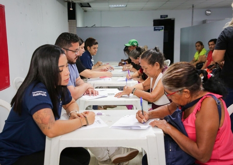 Famílias das comunidades da Sharp e Manaus 2000 recebem indenizações e bolsa moradia