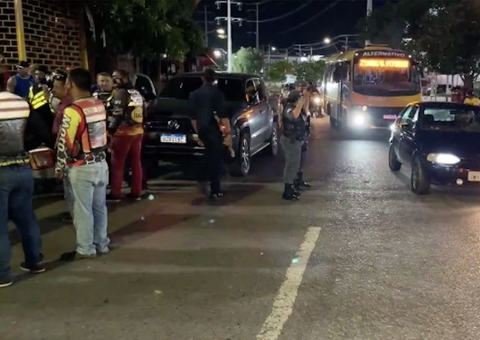 Mototaxista fica gravemente ferido após portão cair em cima dele em Manaus