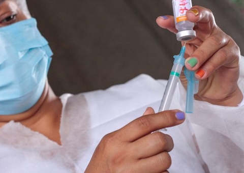 Pessoas de 55 a 59 anos com comorbidades começam a ser vacinadas em Manaus