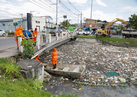 Mais de 1,5 tonelada de lixo já foi retirada dos igarapés de Manaus este ano