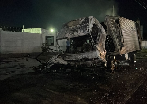 Caminhão fica destruído após pegar fogo no Rapidão; vídeo 