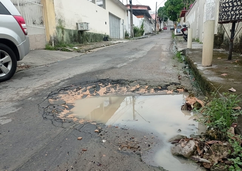 Moradores reclamam de buracos em diversas ruas do Japiim