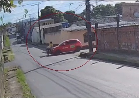 Motociclista e passageira ficam feridos ao serem atingidos por carro no Novo Aleixo; vídeo 