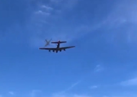 Vídeo impressionante: Dois aviões colidem no ar durante apresentação