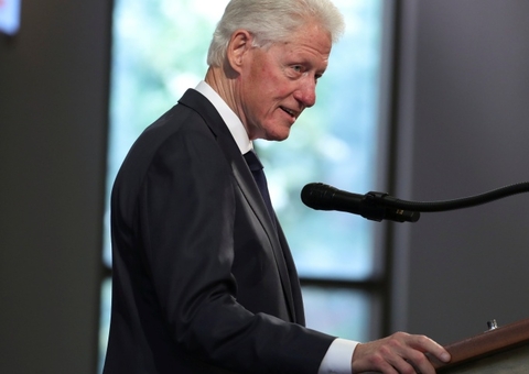 Ex-presidente dos EUA Bill Clinton é internado com infecção