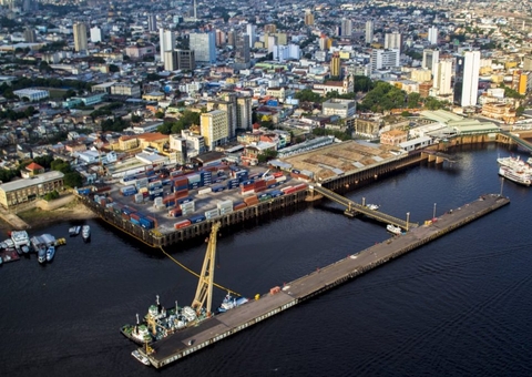 Corpo de homem é achado boiando no rio no Porto Fluvial no Centro
