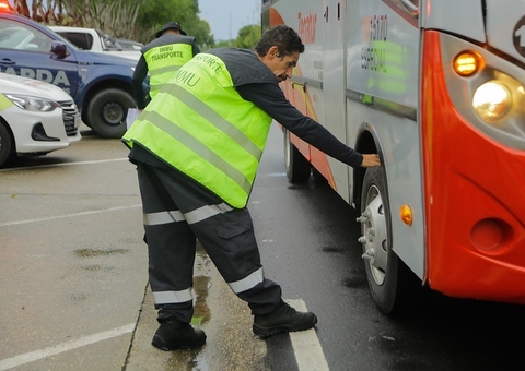 Fiscalização combate transporte clandestino na Ponta Negra