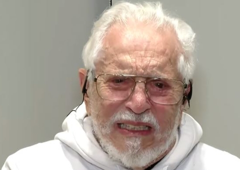 Dopado, Carlos Alberto de Nóbrega se emociona ao falar da morte de Silvio Santos