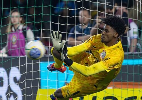 Hugo Souza vira 'Rei dos Pênaltis' e já supera até Cássio no Corinthians