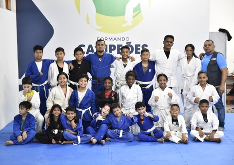 Aulas de lutas contribuem para disciplina, concentração e respeito de alunos no Amazonas