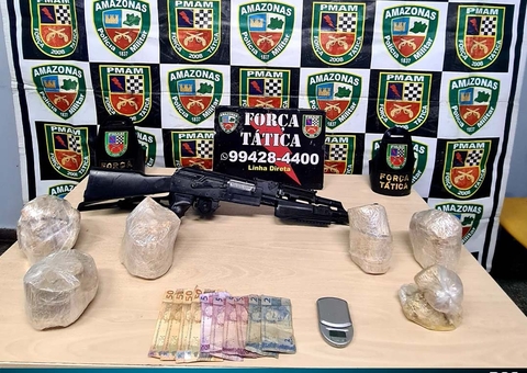 Dupla é presa com fuzil falso e 6 kg de drogas em Manaus