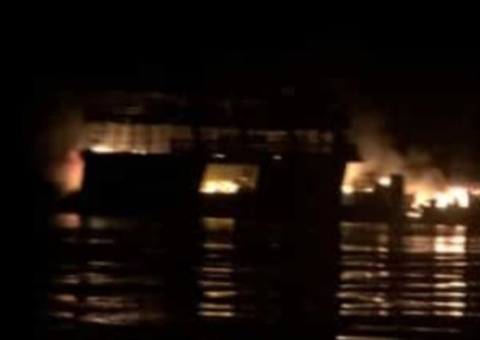 Bombeiros continuam tentando apagar fogo de embarcação que deixou 3 mortos no Amazonas