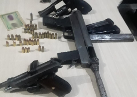 Homem é preso com submetralhadora e arsenal escondido em casa em Manaus