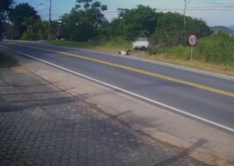 Após briga, casal pula de carro em movimento e veículo despenca em ribanceira; vídeo