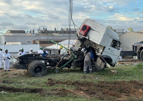 Carreta é removida do telhado de empresa após acidente fatal em Manaus
