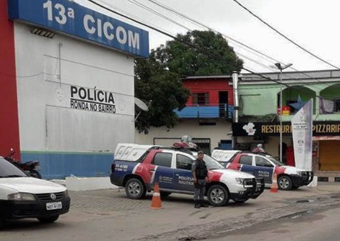 Homem é preso por ameaçar a mãe e arrebentar vidro de viatura na Cidade de Deus 