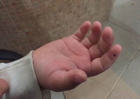 Desnutrida e aos gritos, criança de 4 anos é encontrada trancada em casa em Manaus