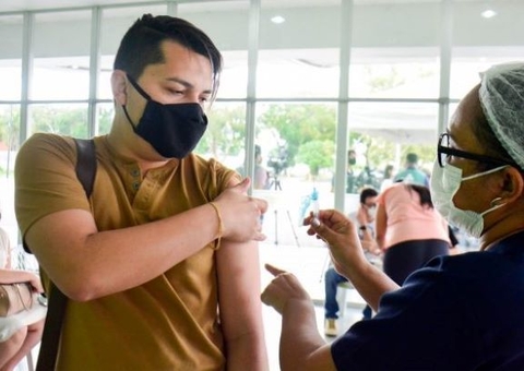 Pessoas com deficiência, comorbidades e gestantes são vacinadas em Manaus