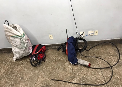 Mulher é presa ao ser flagrada roubando fios de internet em Manaus