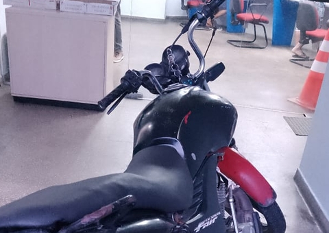 Homem é detido dirigindo motocicleta roubada na avenida Autaz Mirim