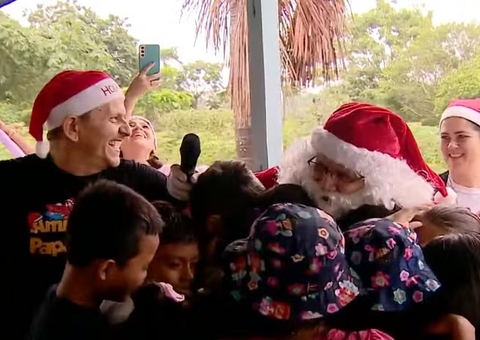 'Amigos do Papai Noel' viajam pelos rios e entregam presentes no Amazonas