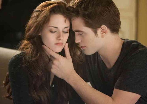 Kristen Stewart relembra teste com cena de pegação com Robert Pattinson