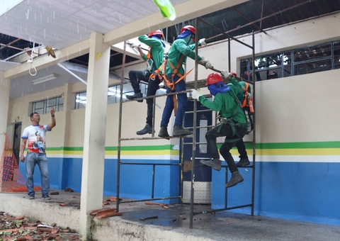 Escola atingida por árvore durante forte chuva em Manaus retoma aulas