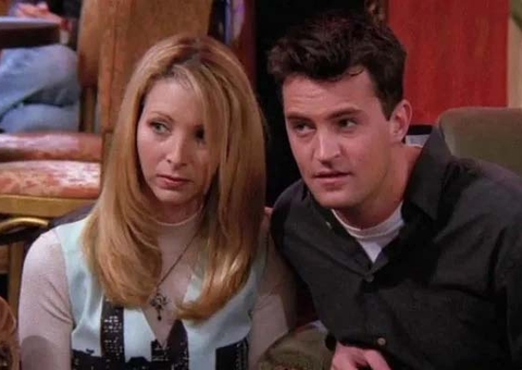 Lisa Kudrow está maratonando Friends em homenagem a Matthew Perry