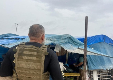 Operação da PF retira construções irregulares da Praia da Lua 
