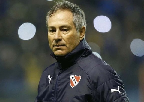 Após saída de Cuca, Santos anuncia Ariel Holan como técnico